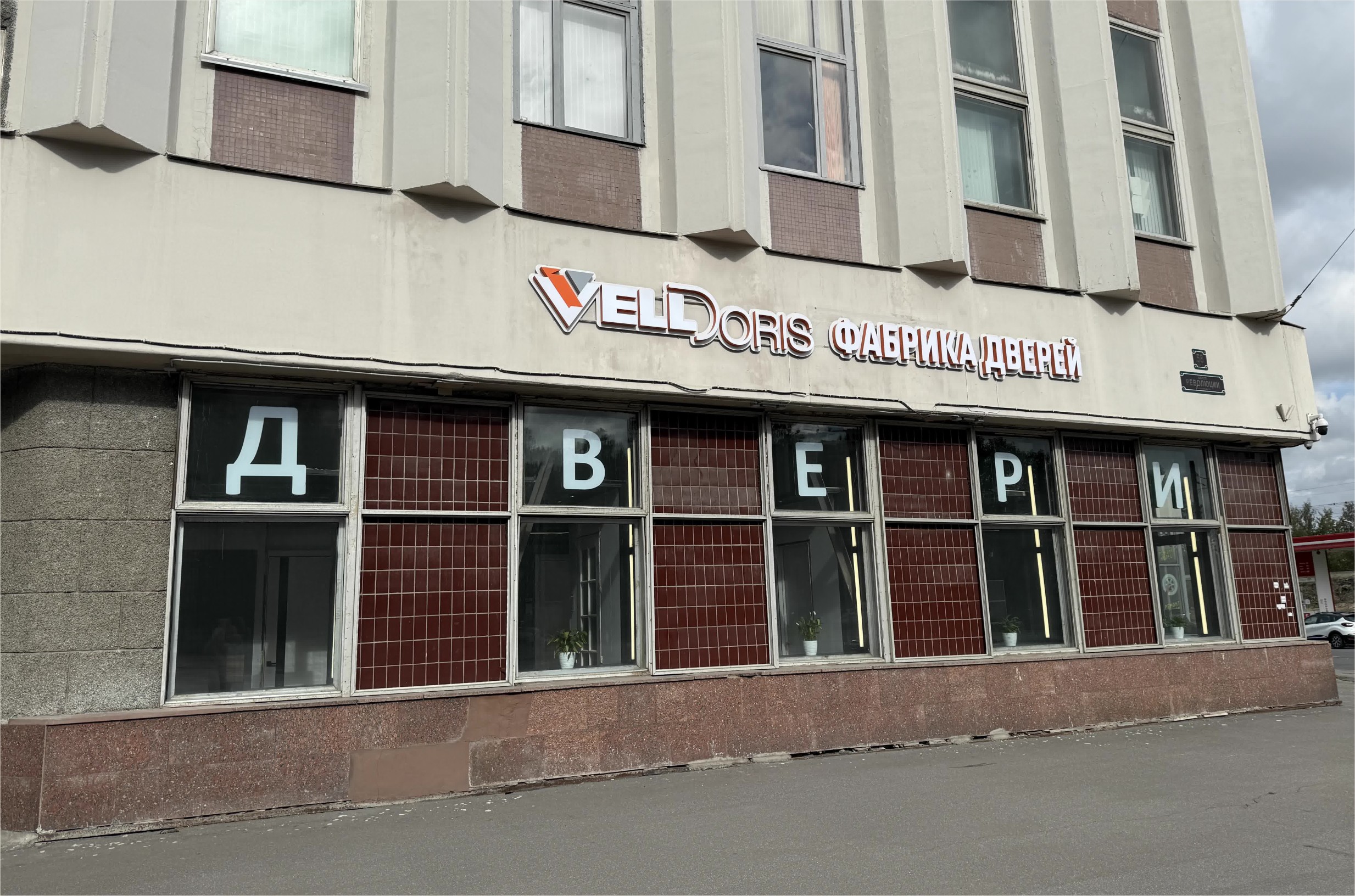 Два этажа дверей — наш новый салон на Шоссе Революции в Петербурге